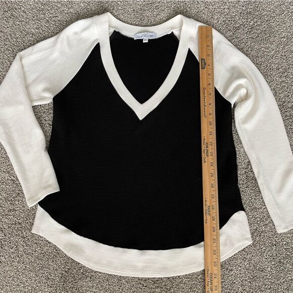 Red Haute Black Ivory Colorblock Long Sleeve V-Neck Knit Top - X-Small - Picture 6 of 7